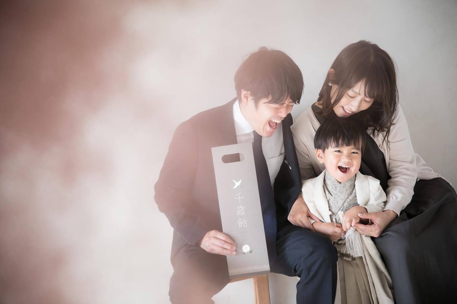 3歳男の子七五三　袴を着て千歳飴を持って家族写真
