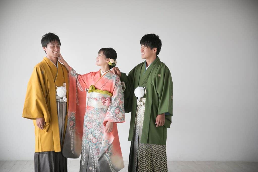 成人式　兄弟　振袖女性と袴男性