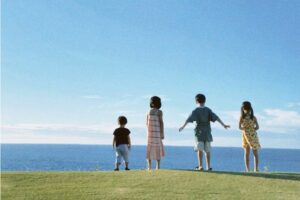 青空の大自然の中で子ども4人